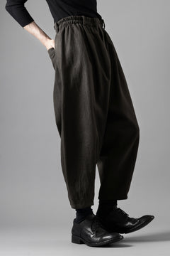 画像をギャラリービューアに読み込む, YUTA MATSUOKA dirts tapered trousers / sulfur dyed cotton linen gabardine (brown)