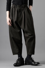 画像をギャラリービューアに読み込む, YUTA MATSUOKA dirts tapered trousers / sulfur dyed cotton linen gabardine (brown)