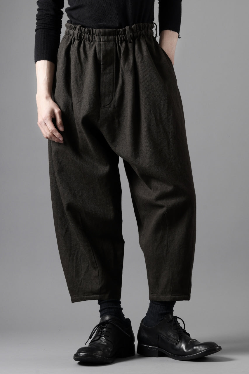 画像をギャラリービューアに読み込む, YUTA MATSUOKA dirts tapered trousers / sulfur dyed cotton linen gabardine (brown)