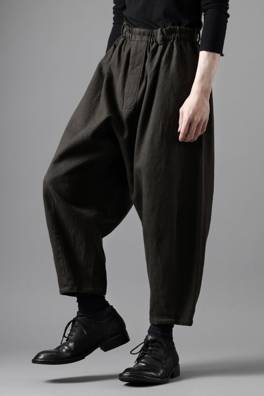 画像をギャラリービューアに読み込む, YUTA MATSUOKA dirts tapered trousers / sulfur dyed cotton linen gabardine (brown)