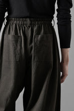 画像をギャラリービューアに読み込む, YUTA MATSUOKA dirts tapered trousers / sulfur dyed cotton linen gabardine (brown)