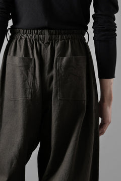 画像をギャラリービューアに読み込む, YUTA MATSUOKA dirts tapered trousers / sulfur dyed cotton linen gabardine (brown)