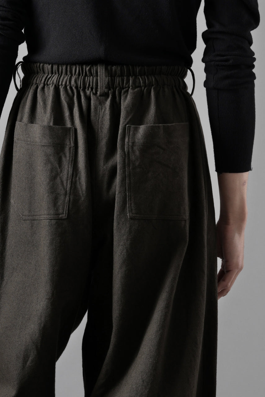 画像をギャラリービューアに読み込む, YUTA MATSUOKA dirts tapered trousers / sulfur dyed cotton linen gabardine (brown)