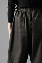 画像をギャラリービューアに読み込む, YUTA MATSUOKA dirts tapered trousers / sulfur dyed cotton linen gabardine (brown)