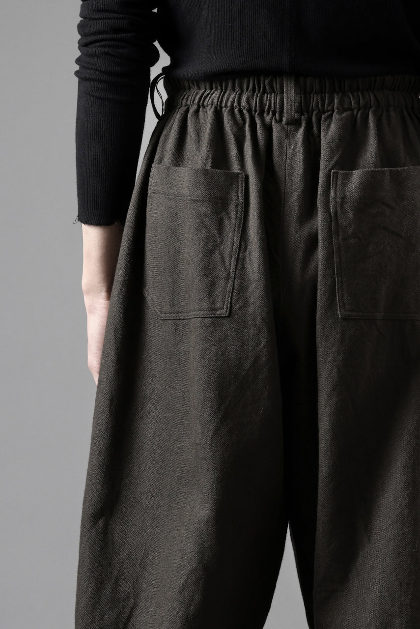 画像をギャラリービューアに読み込む, YUTA MATSUOKA dirts tapered trousers / sulfur dyed cotton linen gabardine (brown)
