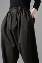 画像をギャラリービューアに読み込む, YUTA MATSUOKA dirts tapered trousers / sulfur dyed cotton linen gabardine (brown)
