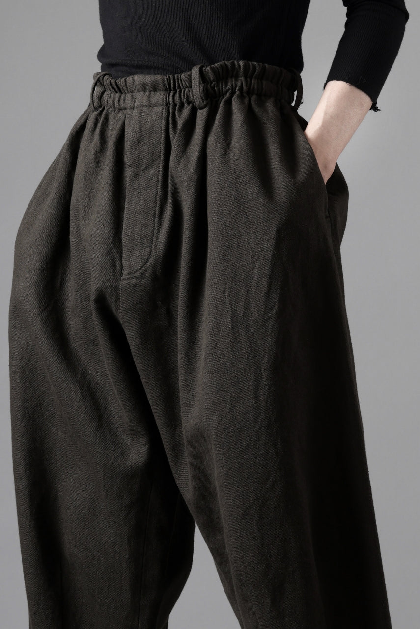 画像をギャラリービューアに読み込む, YUTA MATSUOKA dirts tapered trousers / sulfur dyed cotton linen gabardine (brown)