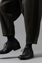 画像をギャラリービューアに読み込む, YUTA MATSUOKA dirts tapered trousers / sulfur dyed cotton linen gabardine (brown)