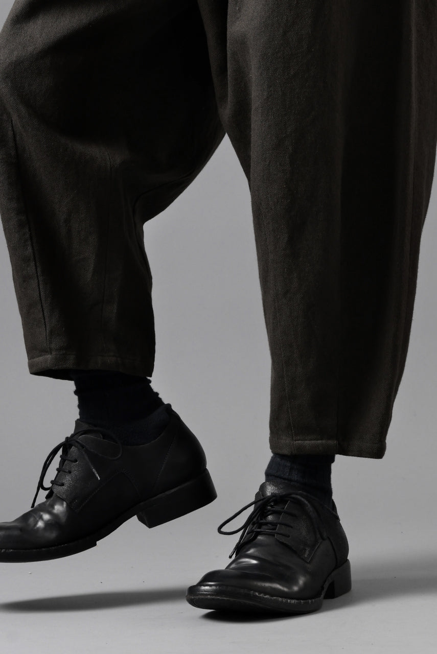 画像をギャラリービューアに読み込む, YUTA MATSUOKA dirts tapered trousers / sulfur dyed cotton linen gabardine (brown)