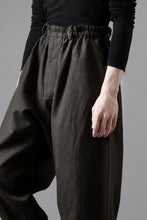 画像をギャラリービューアに読み込む, YUTA MATSUOKA dirts tapered trousers / sulfur dyed cotton linen gabardine (brown)
