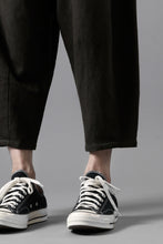 画像をギャラリービューアに読み込む, YUTA MATSUOKA dirts tapered trousers / sulfur dyed cotton linen gabardine (brown)