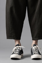 画像をギャラリービューアに読み込む, YUTA MATSUOKA dirts tapered trousers / sulfur dyed cotton linen gabardine (brown)