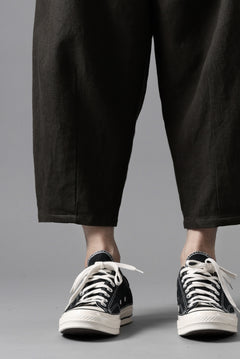 画像をギャラリービューアに読み込む, YUTA MATSUOKA dirts tapered trousers / sulfur dyed cotton linen gabardine (brown)