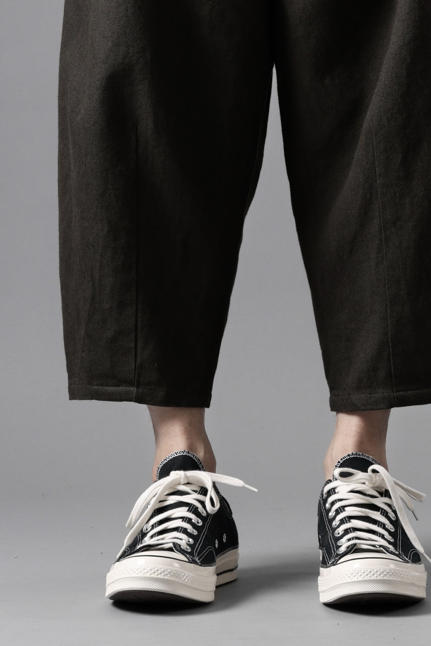 画像をギャラリービューアに読み込む, YUTA MATSUOKA dirts tapered trousers / sulfur dyed cotton linen gabardine (brown)
