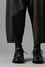 画像をギャラリービューアに読み込む, YUTA MATSUOKA dirts tapered trousers / sulfur dyed cotton linen gabardine (brown)