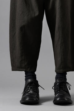 画像をギャラリービューアに読み込む, YUTA MATSUOKA dirts tapered trousers / sulfur dyed cotton linen gabardine (brown)