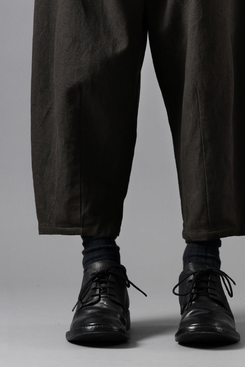 画像をギャラリービューアに読み込む, YUTA MATSUOKA dirts tapered trousers / sulfur dyed cotton linen gabardine (brown)