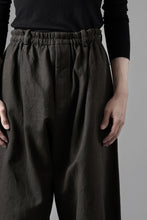 画像をギャラリービューアに読み込む, YUTA MATSUOKA dirts tapered trousers / sulfur dyed cotton linen gabardine (brown)