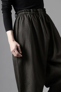 画像をギャラリービューアに読み込む, YUTA MATSUOKA dirts tapered trousers / sulfur dyed cotton linen gabardine (brown)
