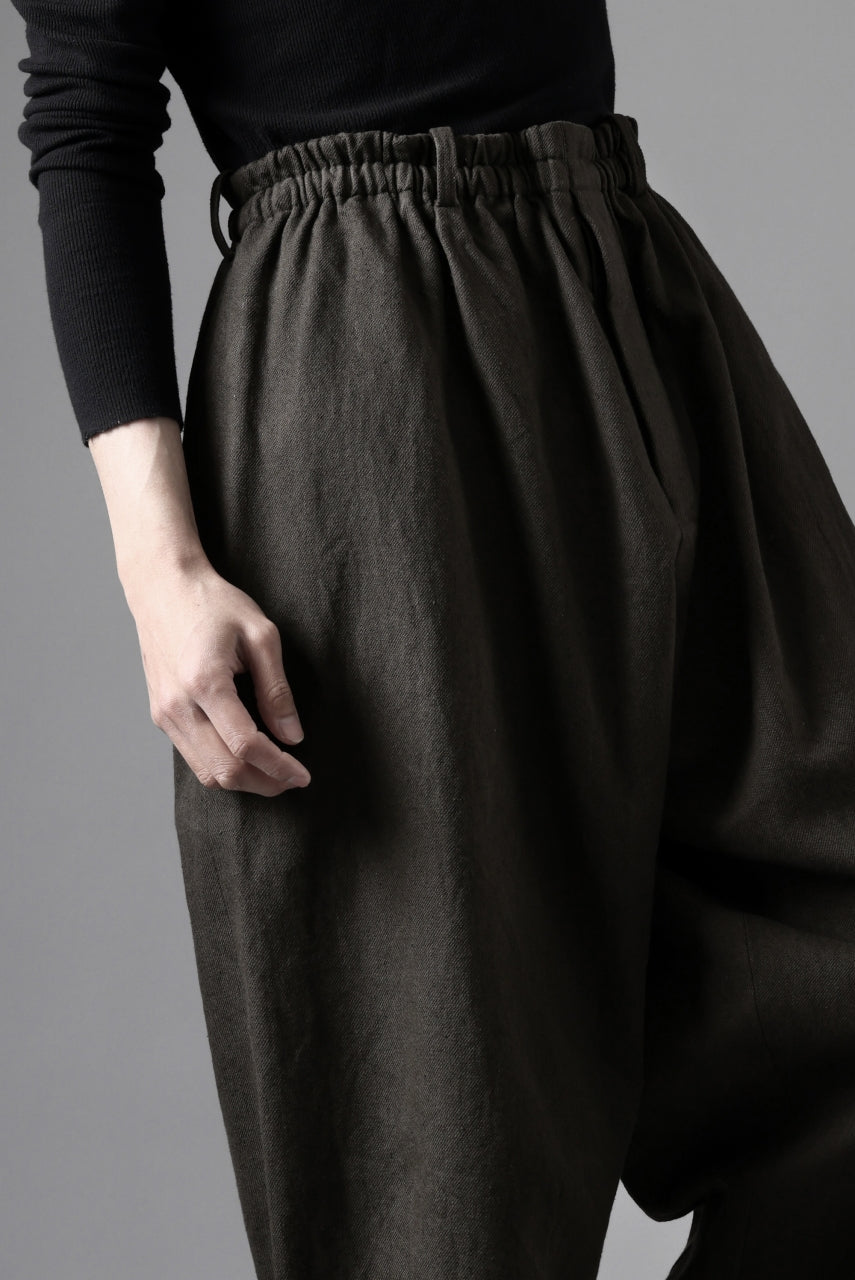 画像をギャラリービューアに読み込む, YUTA MATSUOKA dirts tapered trousers / sulfur dyed cotton linen gabardine (brown)