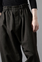 画像をギャラリービューアに読み込む, YUTA MATSUOKA dirts tapered trousers / sulfur dyed cotton linen gabardine (brown)