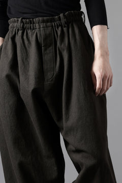 画像をギャラリービューアに読み込む, YUTA MATSUOKA dirts tapered trousers / sulfur dyed cotton linen gabardine (brown)