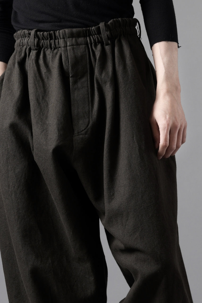 画像をギャラリービューアに読み込む, YUTA MATSUOKA dirts tapered trousers / sulfur dyed cotton linen gabardine (brown)