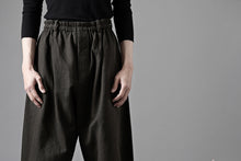画像をギャラリービューアに読み込む, YUTA MATSUOKA dirts tapered trousers / sulfur dyed cotton linen gabardine (brown)