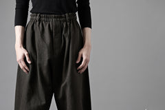 画像をギャラリービューアに読み込む, YUTA MATSUOKA dirts tapered trousers / sulfur dyed cotton linen gabardine (brown)