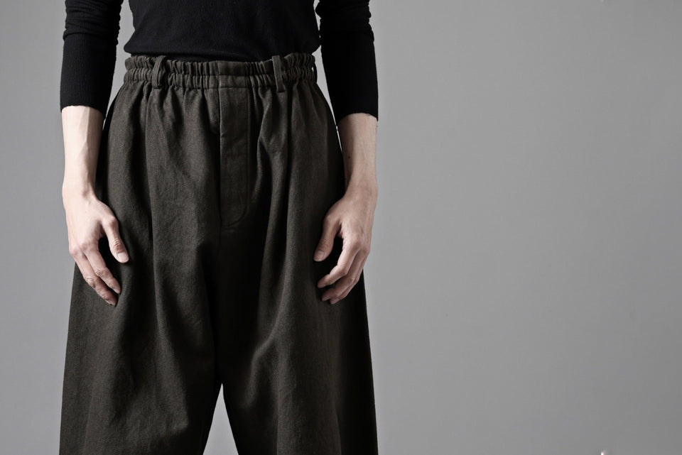 画像をギャラリービューアに読み込む, YUTA MATSUOKA dirts tapered trousers / sulfur dyed cotton linen gabardine (brown)