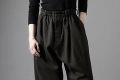 画像をギャラリービューアに読み込む, YUTA MATSUOKA dirts tapered trousers / sulfur dyed cotton linen gabardine (brown)