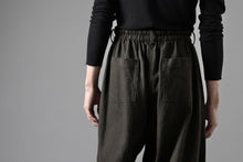 画像をギャラリービューアに読み込む, YUTA MATSUOKA dirts tapered trousers / sulfur dyed cotton linen gabardine (brown)