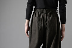 画像をギャラリービューアに読み込む, YUTA MATSUOKA dirts tapered trousers / sulfur dyed cotton linen gabardine (brown)