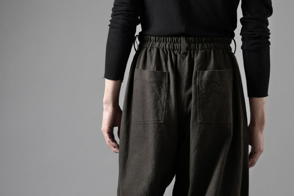 画像をギャラリービューアに読み込む, YUTA MATSUOKA dirts tapered trousers / sulfur dyed cotton linen gabardine (brown)