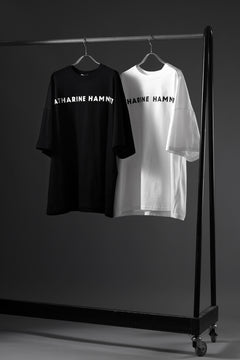 画像をギャラリービューアに読み込む, KATHARINE HAMNETT OVER SIZED FRONT LOGO TEE (BLACK)