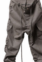 画像をギャラリービューアに読み込む, daub DYEING EASY CARGO GATHER PANTS / STRETCH DRILL PEACH HAND (TAUPE GREY)