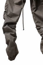 画像をギャラリービューアに読み込む, daub DYEING EASY CARGO GATHER PANTS / STRETCH DRILL PEACH HAND (TAUPE GREY)