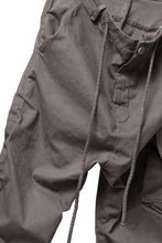 画像をギャラリービューアに読み込む, daub DYEING EASY CARGO GATHER PANTS / STRETCH DRILL PEACH HAND (TAUPE GREY)