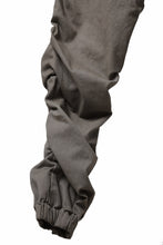 画像をギャラリービューアに読み込む, daub DYEING EASY CARGO GATHER PANTS / STRETCH DRILL PEACH HAND (TAUPE GREY)