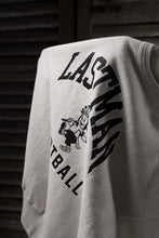 画像をギャラリービューアに読み込む, LASTMAN PRINTED CREW NECK -FC LM- (OATMEAL)