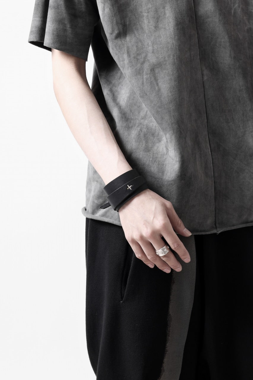 Load image into Gallery viewer, m.a+ croissant wrist band #2 / A-F0K3/GR3,0 (BLACK)