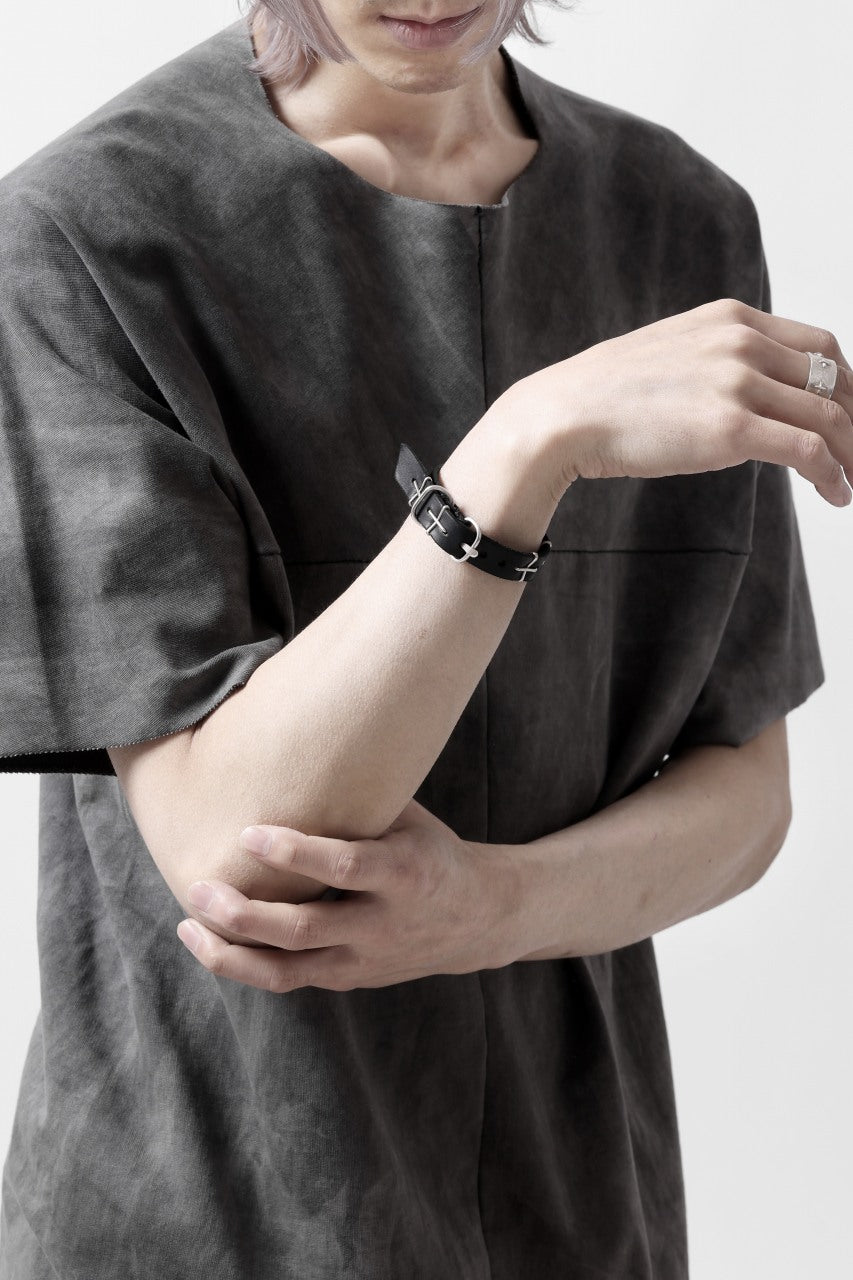 画像をギャラリービューアに読み込む, m.a+ thin silver cross studded wrist band / A-F2BL1/GR2,0 (BLACK)