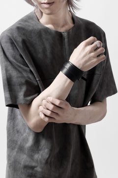 Load image into Gallery viewer, m.a+ croissant wrist band #2 / A-F0K3/GR3,0 (BLACK)