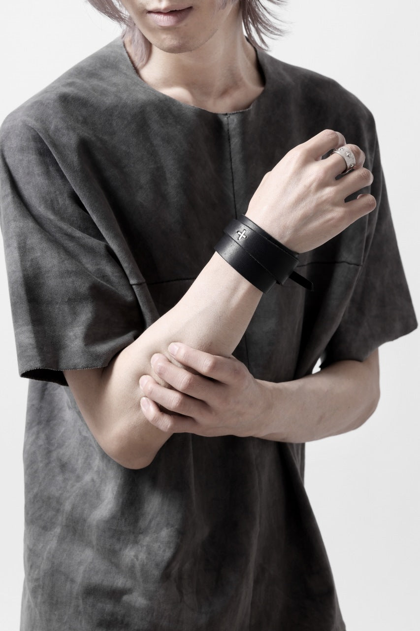 Load image into Gallery viewer, m.a+ croissant wrist band #2 / A-F0K3/GR3,0 (BLACK)
