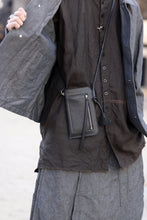 画像をギャラリービューアに読み込む, KLASICA "FLOW" MOBILE POUCH / FVT ITALIAN COW LEATHER (BLACK x SILVER)