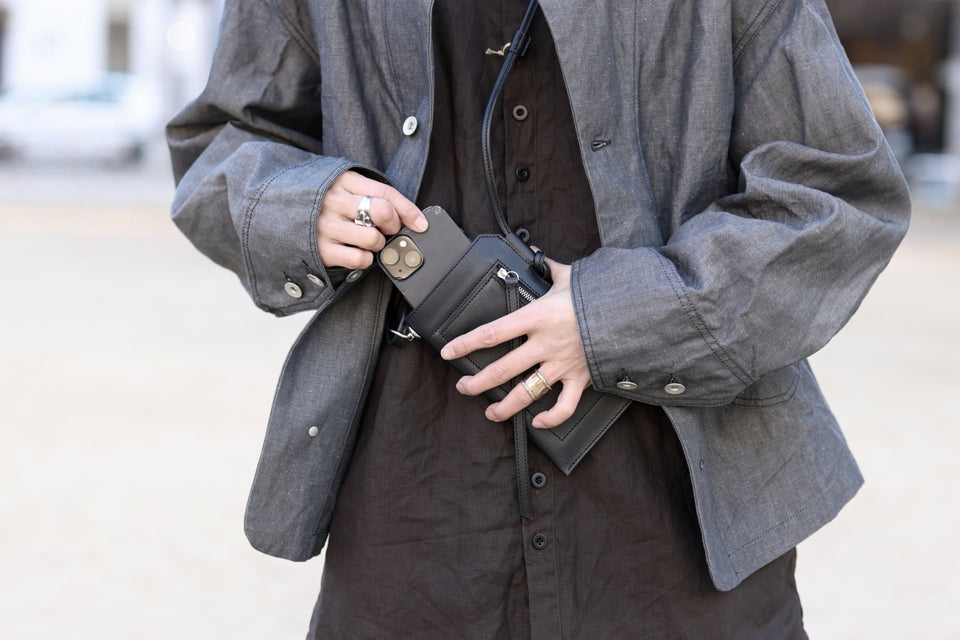 画像をギャラリービューアに読み込む, KLASICA "FLOW" MOBILE POUCH / FVT ITALIAN COW LEATHER (BLACK x SILVER)