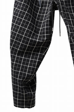Load image into Gallery viewer, mastermind JAPAN EASY WAIST TAPERED TROUSERS (BLACK PLAID)