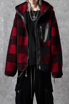 Load image into Gallery viewer, mastermind JAPAN BUFFALO-PLAID SHERPA JACKET / BOXY FIT (BLACK x RED)