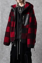 Load image into Gallery viewer, mastermind JAPAN BUFFALO-PLAID SHERPA JACKET / BOXY FIT (BLACK x RED)
