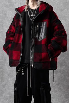 Load image into Gallery viewer, mastermind JAPAN BUFFALO-PLAID SHERPA JACKET / BOXY FIT (BLACK x RED)